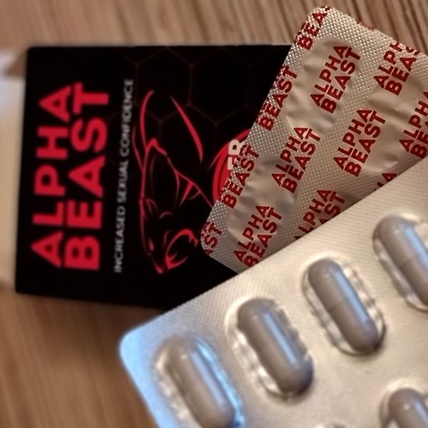 Blister di capsule Alpha Beast appoggiato sulla scatola nera e rossa