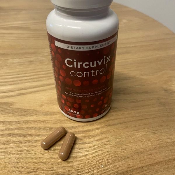 Flacone rosso scuro di Circuvix Control con capsule accanto