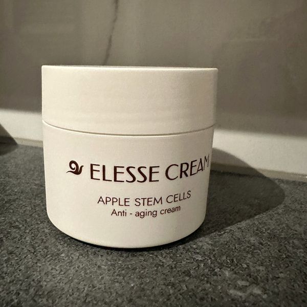 Vasetto bianco di Elesse Cream con la scritta Apple Stem Cells