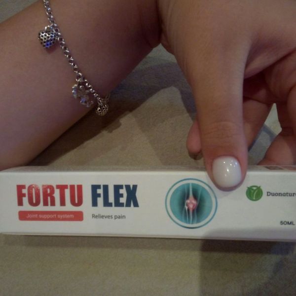 Scatola bianca e rossa di FortuFlex tenuta tra le dita