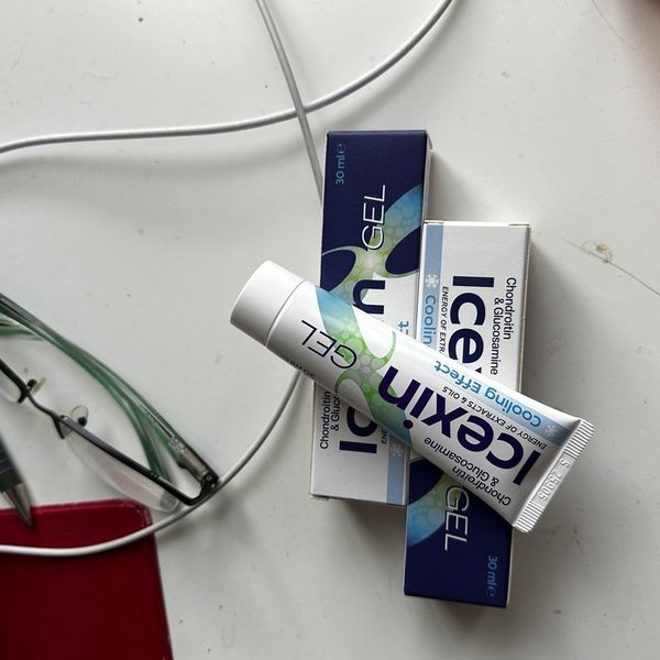 Tubo bianco e blu di Icexin Gel da 30 ml con le sue scatole