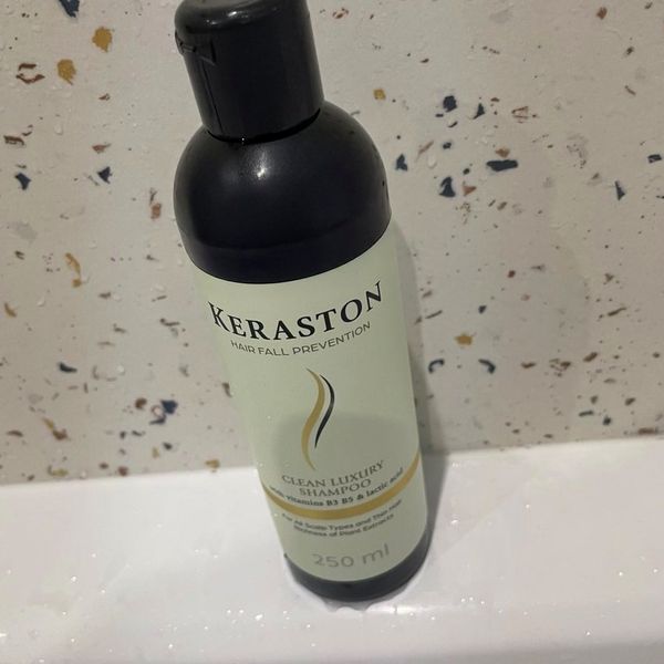 Flacone di shampoo Keraston da 250 ml appoggiato su un piano