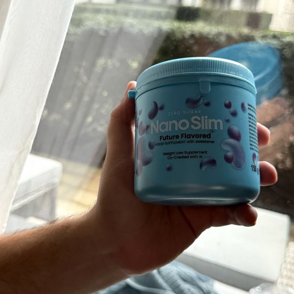 Barattolo azzurro di Nano Slim tenuto in mano