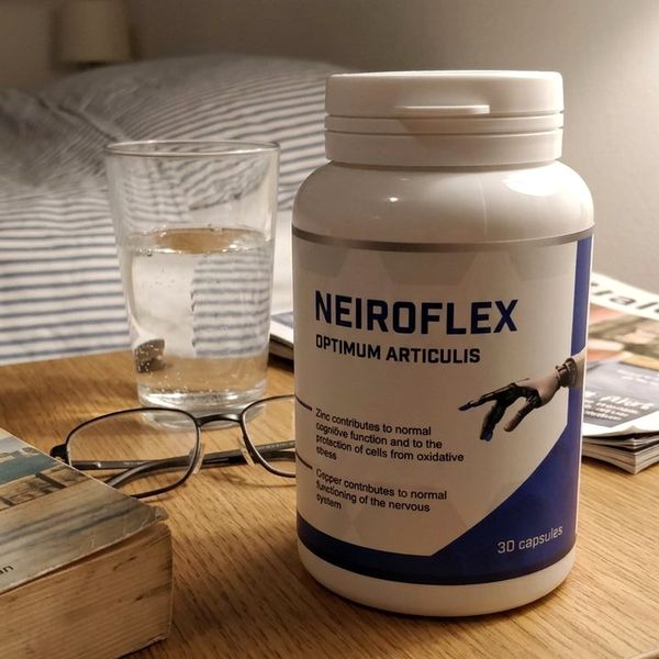 Barattolo bianco e blu di Neiroflex da 30 capsule su un tavolo