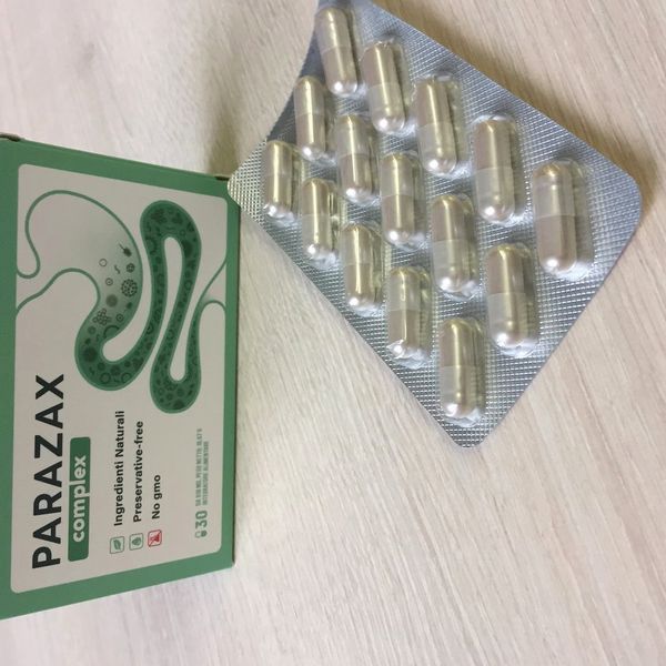 Scatola verde di Parazax Complex accanto al blister di capsule
