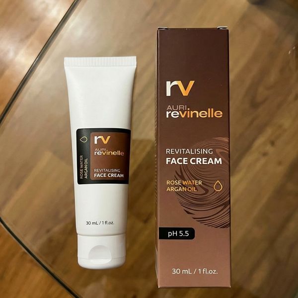 Tubo bianco di Revinelle da 30 ml accanto alla scatola marrone