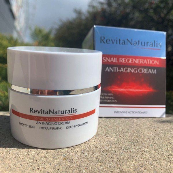 Vasetto bianco di RevitaNaturalis davanti alla sua scatola rossa